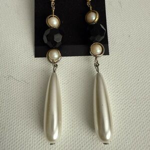 Elegant Black and White Pearl Teardrop Earrings